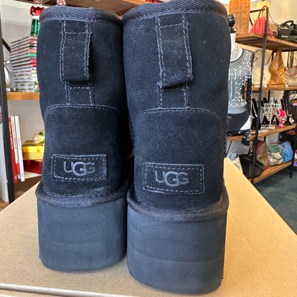 UGGS - Picture 2 of 9